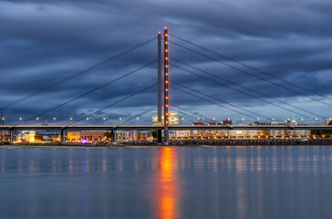 Skyline von Düsseldorf mit Rheinbrücke