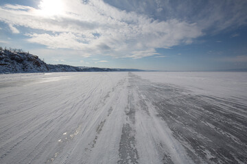 Straße auf dem Eis des Baikalsees