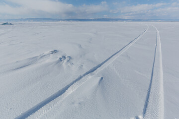 Autospuren auf einer unberührten Schneefläche