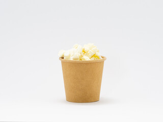 中央に置かれた紙コップに入ったポップコーン
