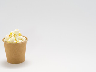 左側に置かれた紙コップにはいったポップコーン