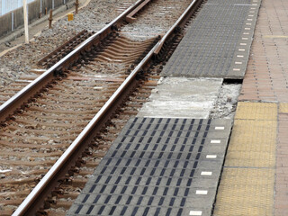 点字パネルが剥がれた駅のホーム