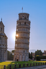 Sonnenaufgang am schiefen Turm von Pisa in der Toskana in Italien 