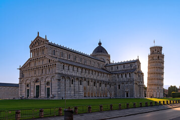 Der Schiefe Turm von Pisa mit Dom Santa Maria Assunta auf der Piazza Miracoli in Pisa in der Toskana in Italien
