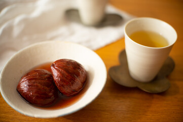 美味しそうな栗の渋皮煮とお茶のセット