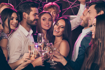 Photo portrait of excited merry people clinking champagne glasses laughing together