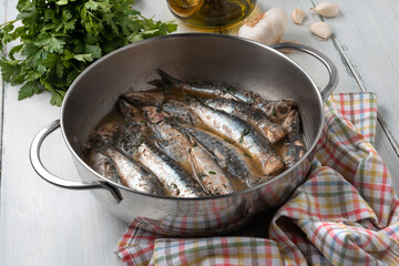 Pentola con deliziose sarde in umido 