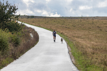 Obraz premium young man running on country road
