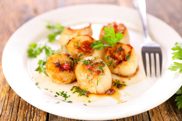 seared scallop with herb in plate
