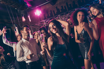 Photo portrait of carefree people dancing at nightclub with champagne glasses