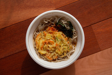 惣菜のかき揚げそばを頂きます。