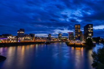 Fototapeta na wymiar Gebäude zur blauen Stunde im Düsseldorfer Hafen 