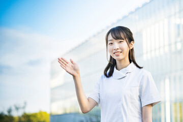 ポーズをする白衣の女性