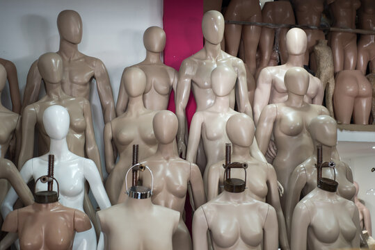 mannequins hommes et femmes nus en plastique photographi&eacute;s de face 