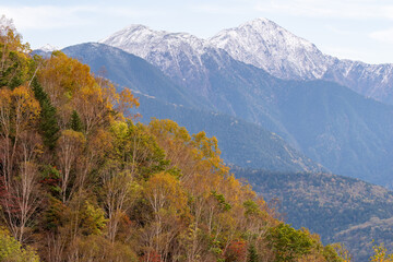 紅葉と冠雪した南アルプス聖岳