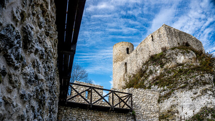 Wyżyna Krakowsko-Częstochowska, ruiny zamku Smoleń. Śląsk, Polska © Franciszek