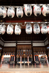 八坂神社舞殿からの本殿