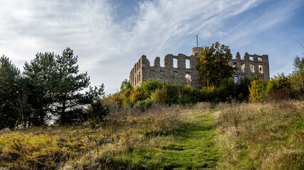 Fototapeta na wymiar Jura Krakowsko-Częstochowska, ruiny zamku w Rabsztynie