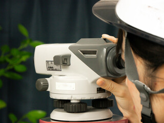 測量機器【レベル】　使用する女性