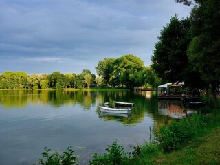 Jezioro Białe latem  w Chmielnie, Kaszuby, Polska