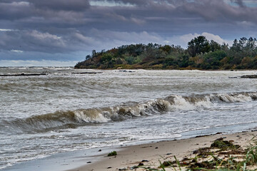 Herbstwetter am Steinstrand von Dranske auf der Insel Rügen. 
