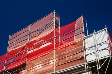 Baugerüst mit roten Planen