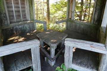 登山道にある東屋の中 (あずま屋)