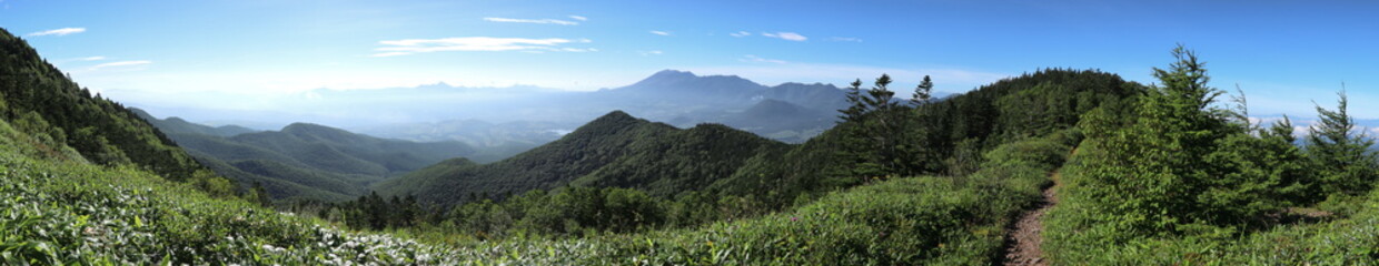 Fototapeta na wymiar 日本百名山”四阿山”の稜線からの眺望 (パノラマ)