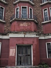 The building was unsuccessful. The building has been abandoned and dirty.