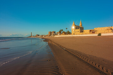 Una panorámica de Chipiona desde la playa de Regla.
