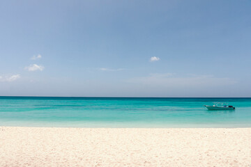 Fototapeta na wymiar White sand Caribbean beach