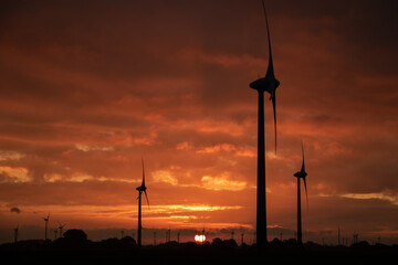 Sonnenaufgang im Windpark