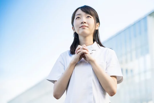 お祈りのポーズをする白衣の女性 Stock Photo Adobe Stock お祈りのポーズをする白衣の女性 Stock Photo Adobe Stock
