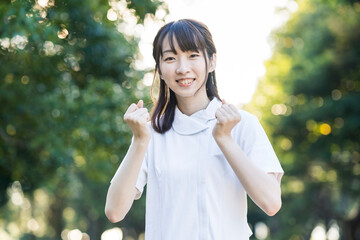 ガッツポーズをする白衣の女性