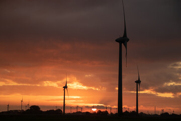 Obraz premium Sonnenaufgang im Windpark 4