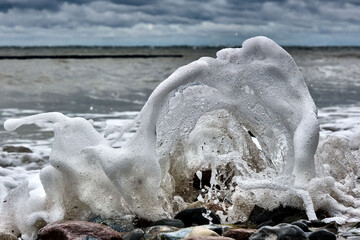 Herbstwetter am Steinstrand von Dranske auf der Insel Rügen. 