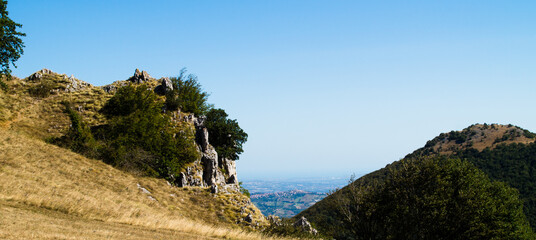 Fototapeta na wymiar Paesaggio di montagna Lungo il sentiero 109 AG da Poggio San Romualdo a Castelletta