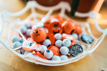 Cuenco con forma de telaraña con dulces para halloween