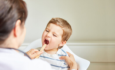 Kinderarzt untersucht Kind mit Mandelentzündung