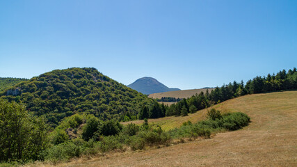 Paesaggio di montagna Lungo il sentiero 109 AG da Poggio San Romualdo a Castelletta