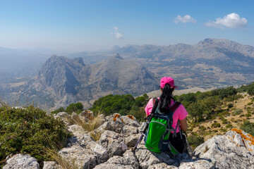 chica que disfruta del paisaje montañoso