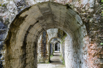 Passage sous les arcades en vielles pierre à Sauveterre de Béarn