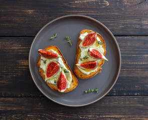 Bruschetta with figs, honey and cheese. Healthy eating. Vegetarian food.