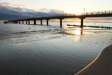 Fototapeta na wymiar Sonnenaufgang am Ostseestrand; An der Bansiner Seebrücke