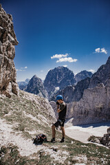 Bergsteiger | Bergsteigen | Dolomiten | Alpen | Berge | Aussicht | Wandern | Aufstieg | Schnee im Sommer | Trekking Ausrüstung | Felsen | Klettern | Steilwand