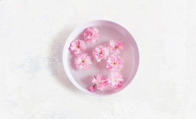 Fototapeta na wymiar Ceramic bowl with water and flowers 