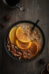 bol de porridge fait maison orange et épice