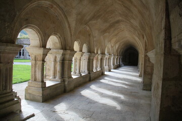 Fototapeta na wymiar Cloître épuré abbaye cistercienne de Fontenay