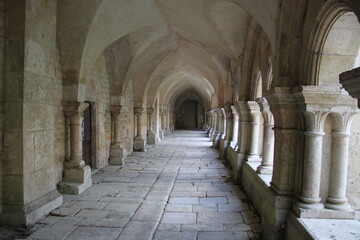 Obraz premium Cloître épuré abbaye cistercienne de Fontenay