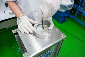 Disassembling the semi-automatic cream filling machine by hand,cream filling machine